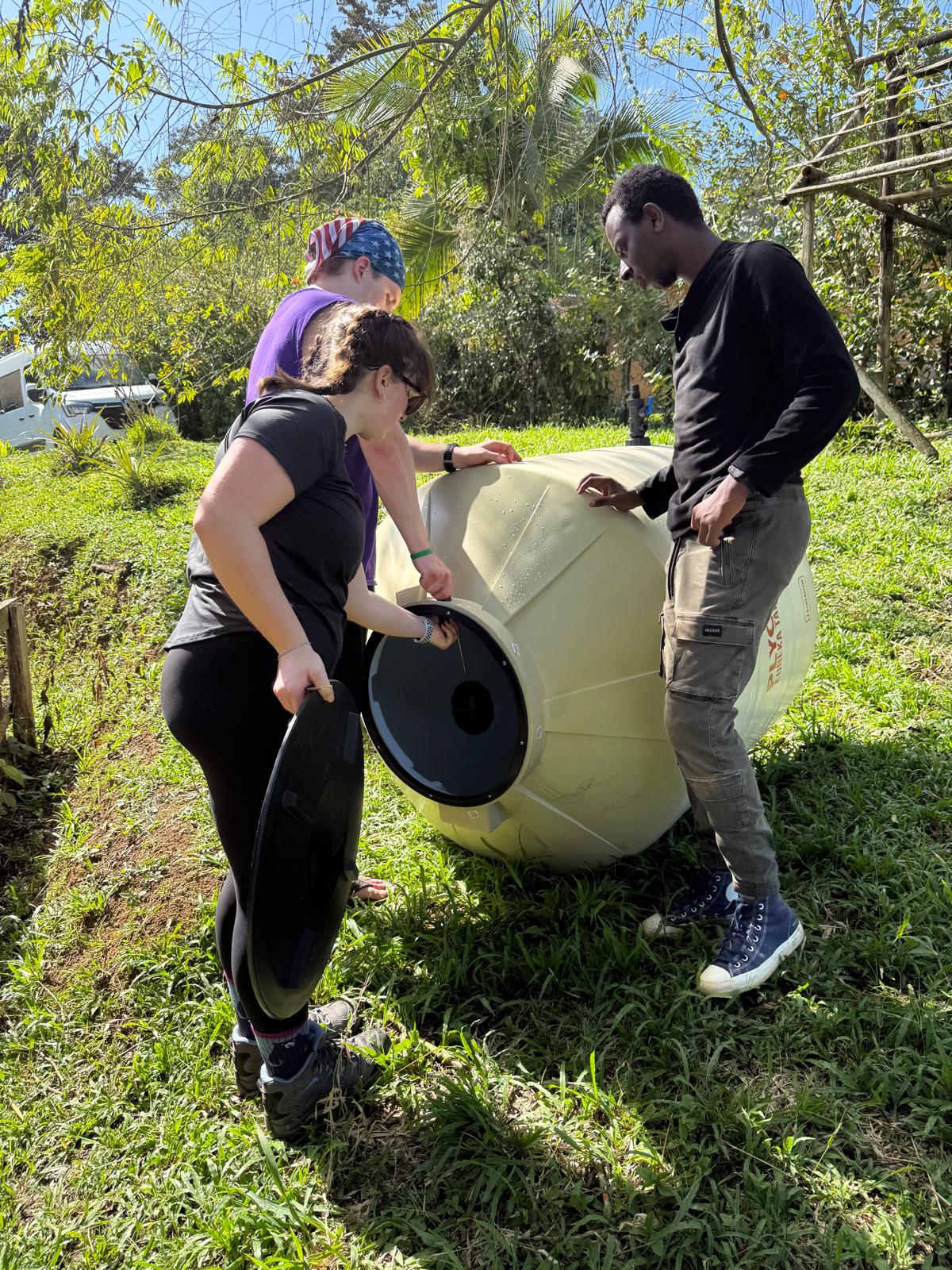 image of students volunteering in Costa Rica